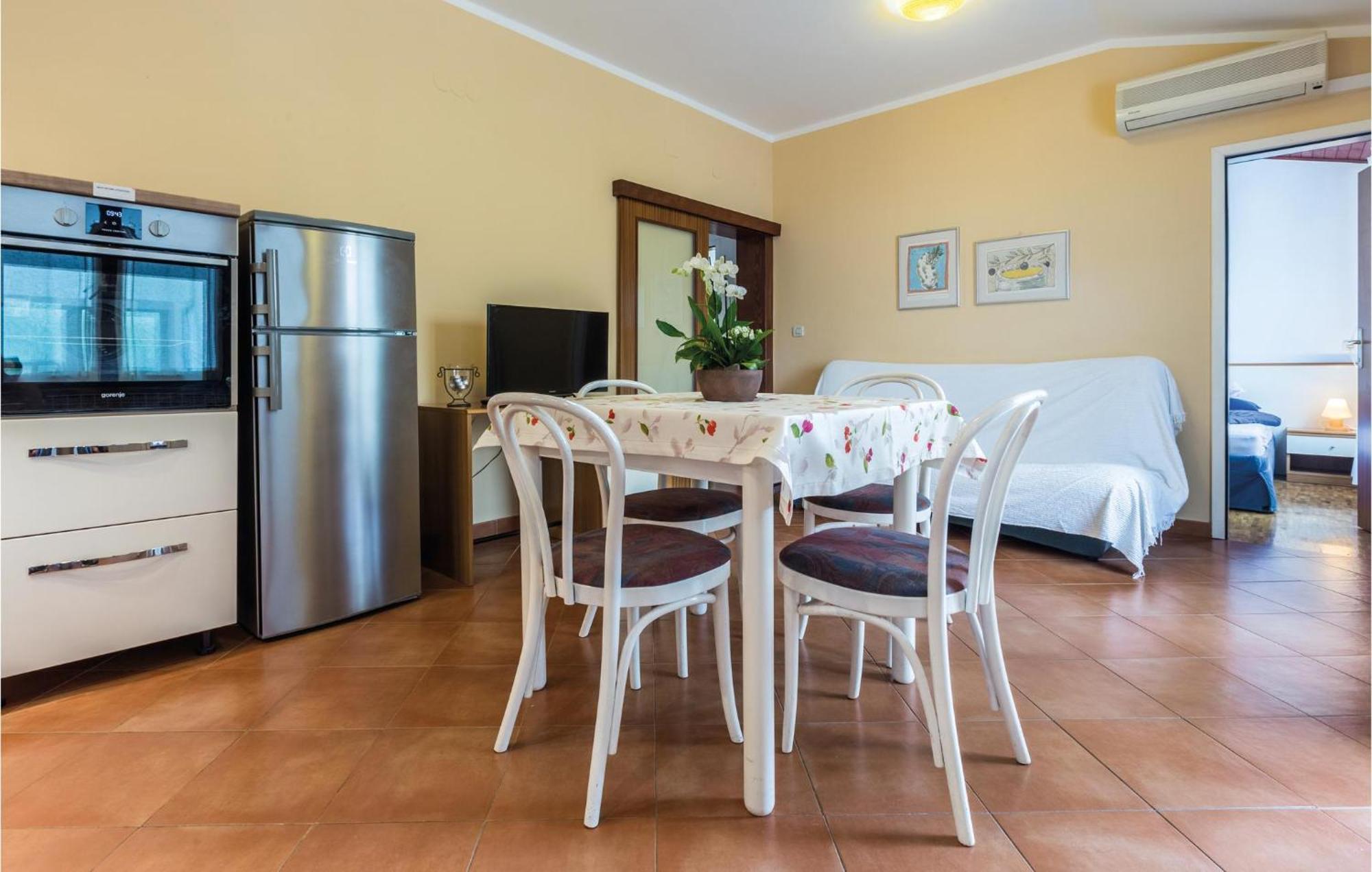 Gorgeous Apartment In Porec With Kitchen Exterior photo